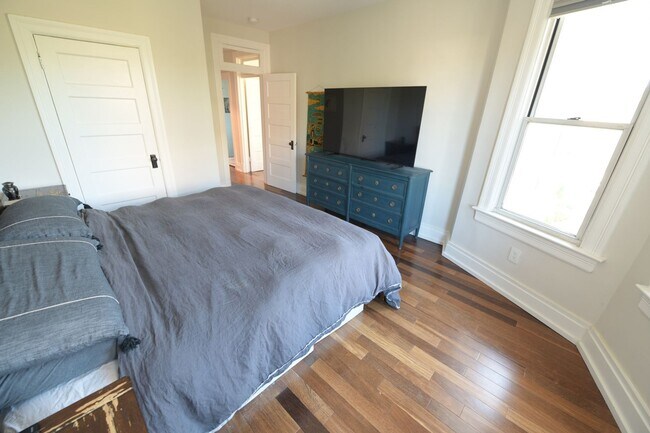 Building Photo - Charming 2BR + home office Condo in the he...