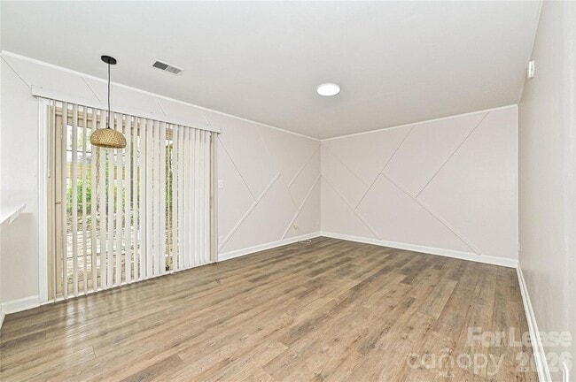 Building Photo - 8439 Country Oaks Rd