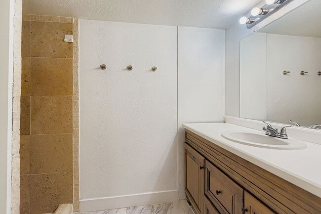 Building Photo - Beautiful & Modern 2 bedroom in Denver!