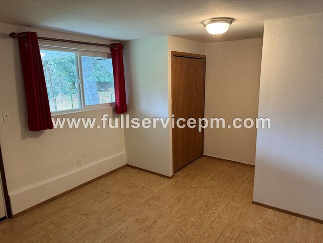 Building Photo - Basement apartment in a house