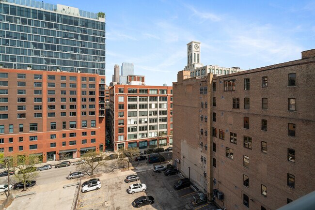 Building Photo - 225 S Sangamon St
