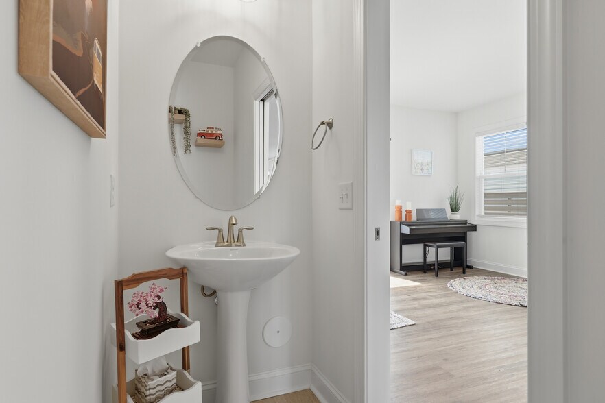 Building Photo - 4744 Siddons Dr