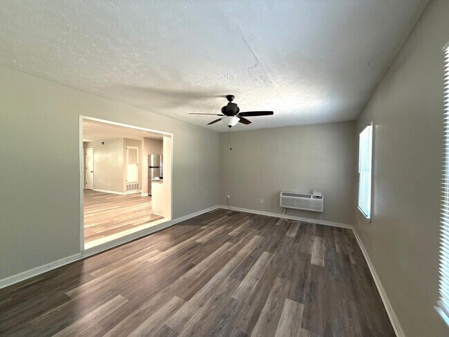 Building Photo - 710 Greenbriar Dr