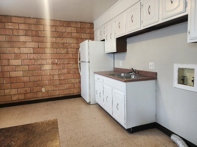 Building Photo - 736 Elmhurst Pl