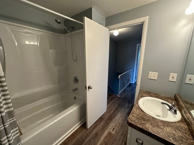 Building Photo - ***REDUCED PRICE***2 Bedroom Townhome in Western Schools