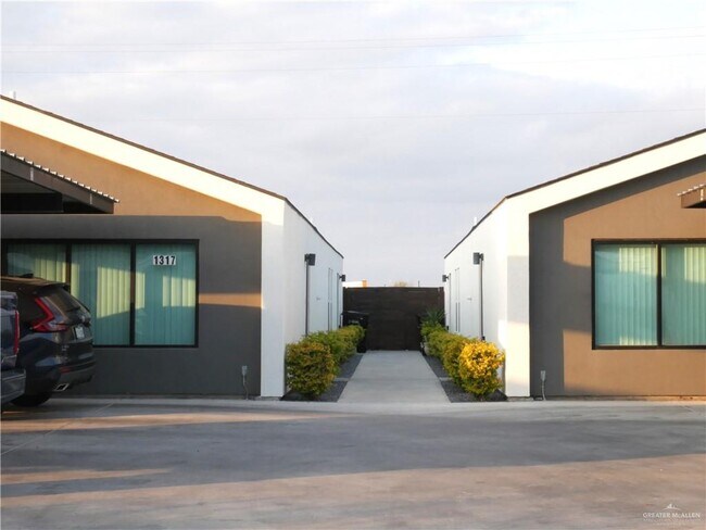 Building Photo - 23 Iris Ave