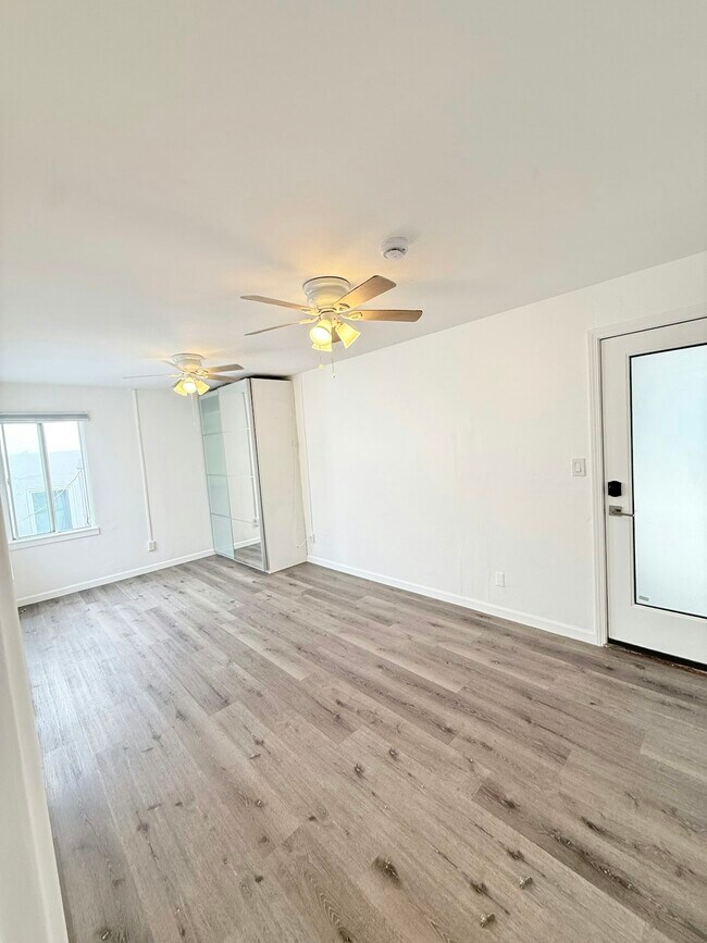 Building Photo - 732 Ventura Pl