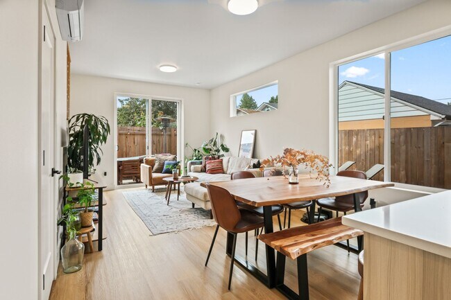 Building Photo - 6417 N Greenley Ave #4