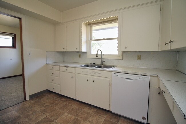 Building Photo - Delightful 3 Bedroom Mid-Century Ranch Hom...