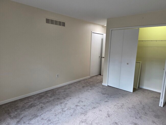 Building Photo - 649 Glasgow Ct