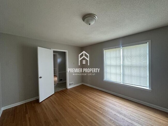 Building Photo - 5288 Oak Meadow Ave