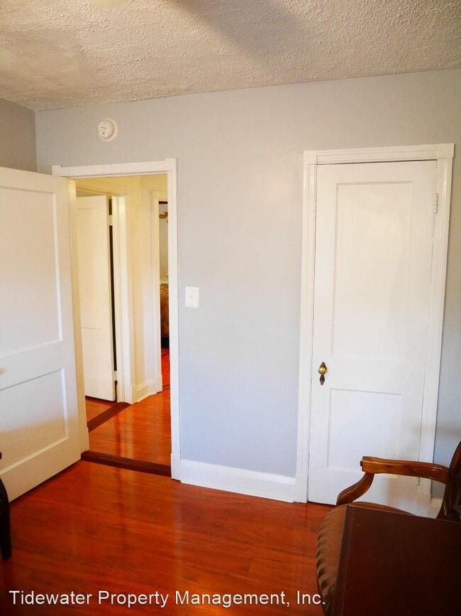 Building Photo - 3 br, 2.5 bath House - 2825 Harview Ave
