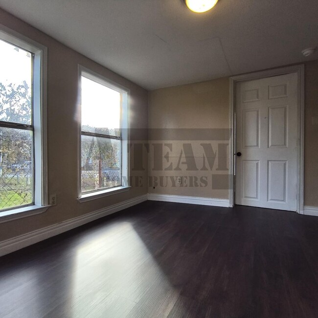 Building Photo - House For Rent