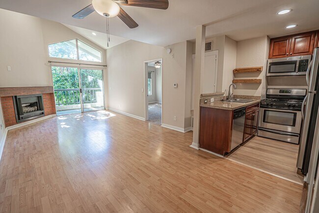 Building Photo - Warner Center 1 Bedroom Condo for Rent in Woodland Hills!