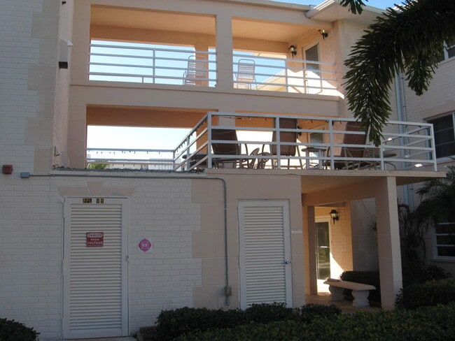 Building Photo - 200 The Esplanade N