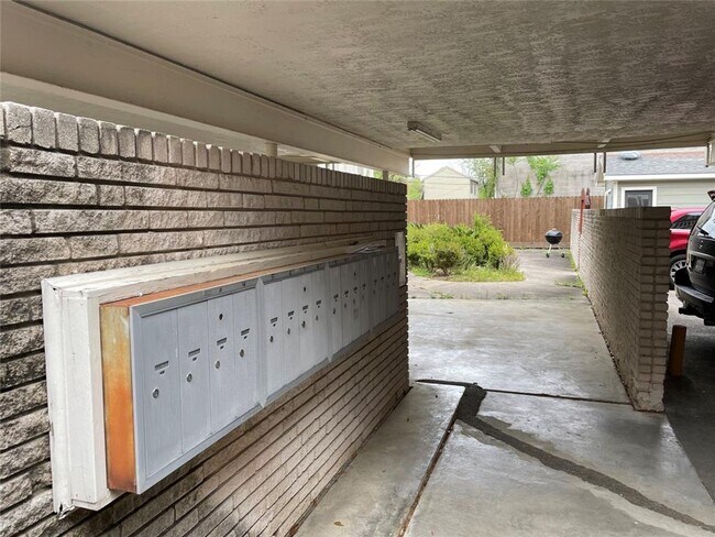 Building Photo - 2006 Sul Ross St