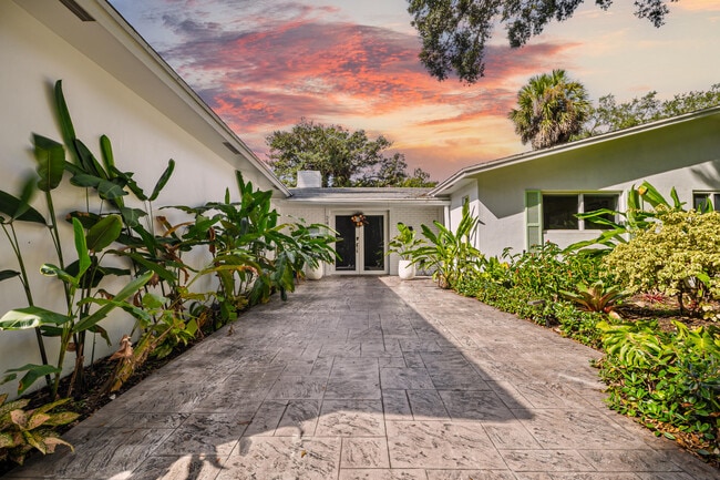 Building Photo - 2421 SW 29th Way