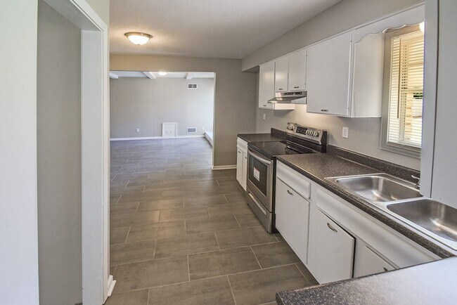 Building Photo - UPDATED & CUTE 3 bed, 2 bath home.