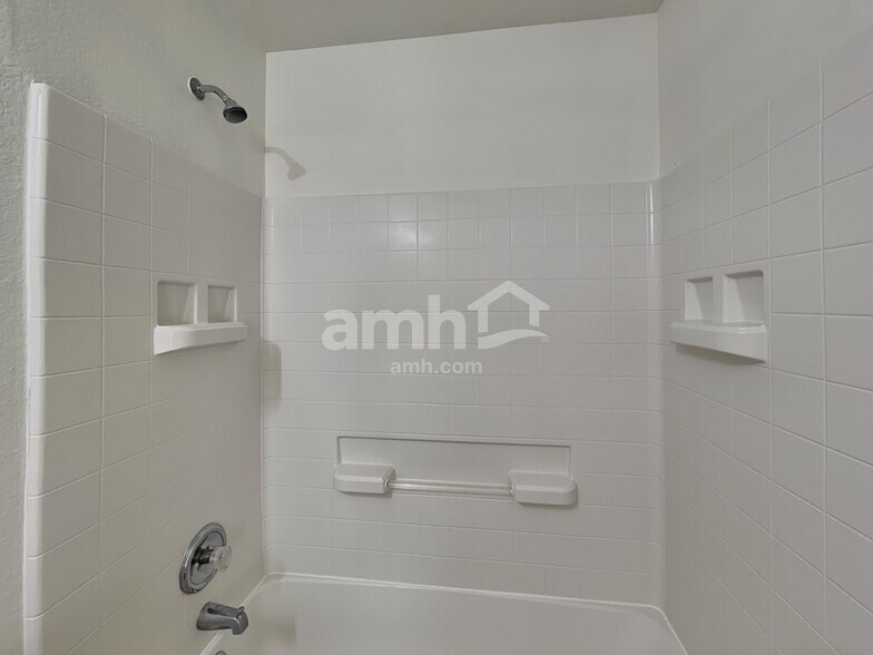 Building Photo - 1701 Amberwood Loop