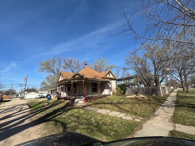 Building Photo - 3 bed 1 bath - $950 - Single Family Home