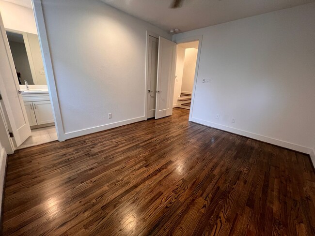 Building Photo - Three Story Townhome in the Heights Now Av...