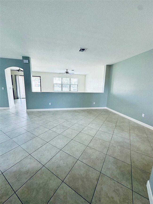 Building Photo - 8836 Sandy Crk Wy