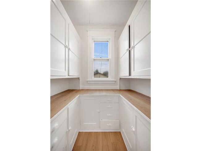 Building Photo - 804 Hawthorne Ave E