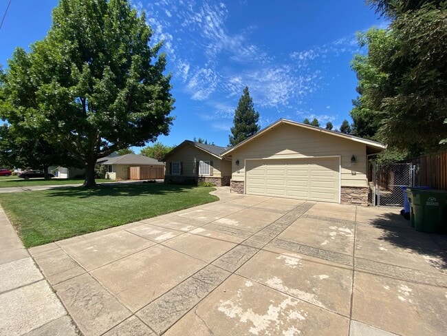 Building Photo - Beautiful Home with a Pool