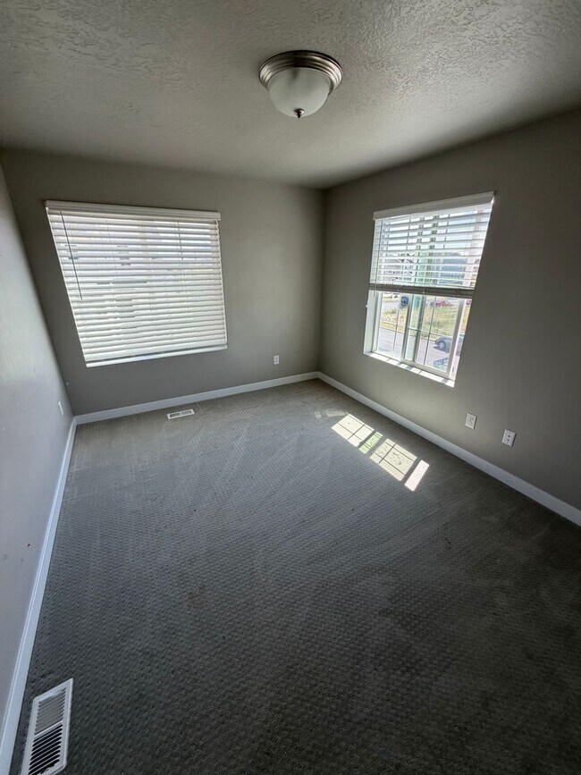 Building Photo - Beautiful 5-Bedroom Home in Lehi - Plenty of Storage!