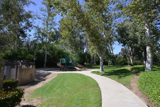 Building Photo - Beautiful 2 Bedroom 2 Bath Condo