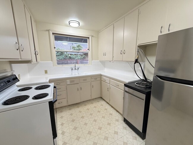 Building Photo - 1044-1048 Marcussen Drive