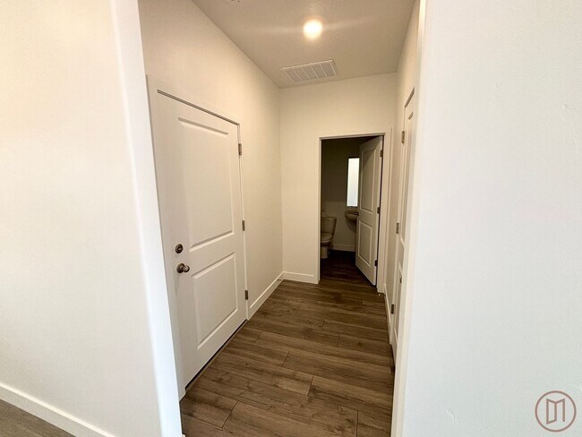 Building Photo - LIKE NEW Home in Long Valley!