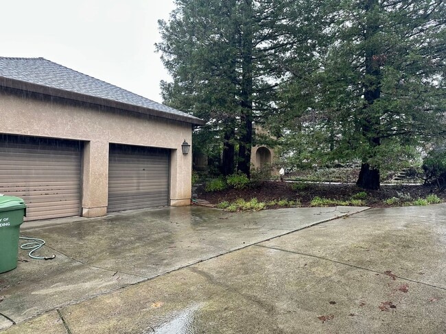 Building Photo - Available now, Executive 4 bdrm home with pool & hot tub!