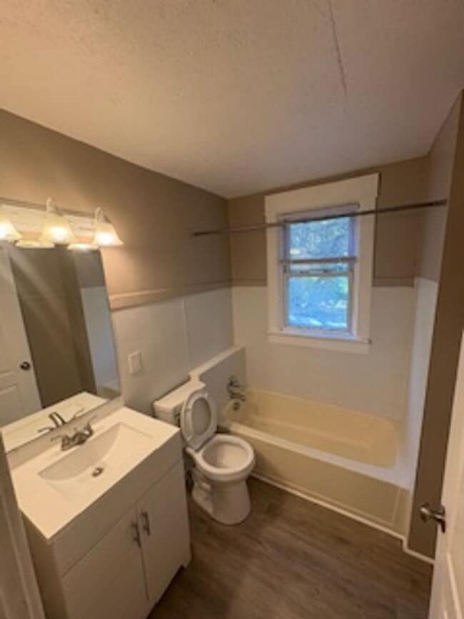 Building Photo - 3 Bedroom / 2 Bathroom House in Peoria, IL