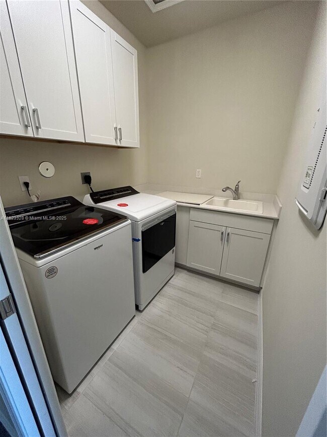 Building Photo - 2112 Appleton Cir S