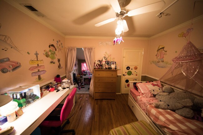 Building Photo - 5711 Rhea Ave