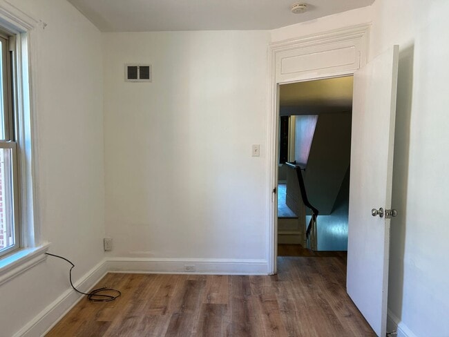 Building Photo - Beautiful 3 Bedroom, 1.5 Bath *2 Car Detac...