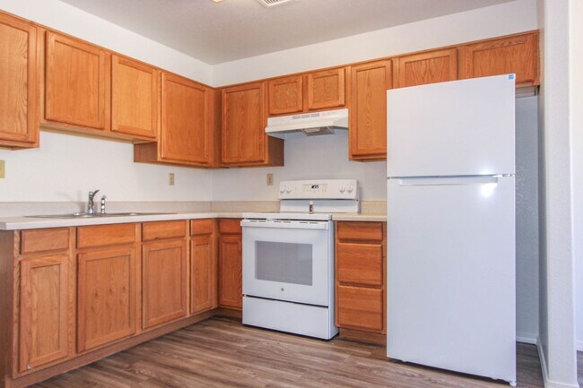 Building Photo - 8448 E Lakeshore Dr