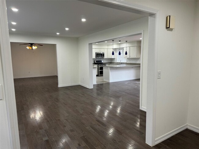 Building Photo - 26 Sallys Ln