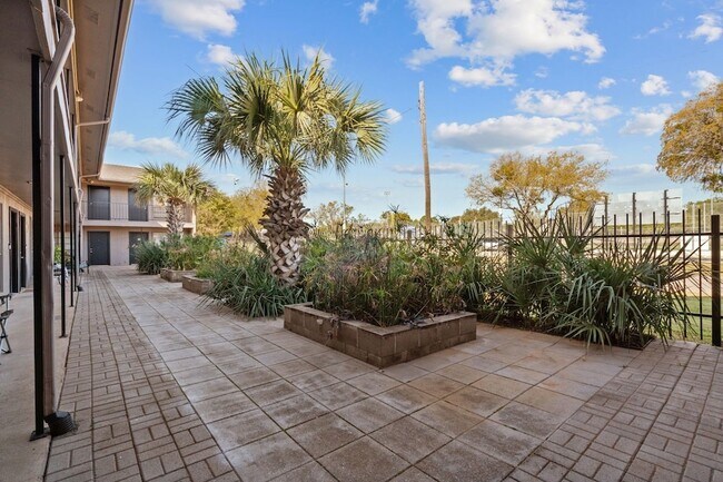 Building Photo - 320 E 4th St