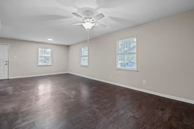 Building Photo - 3 Bedroom 1.5 Bath Single Family Home