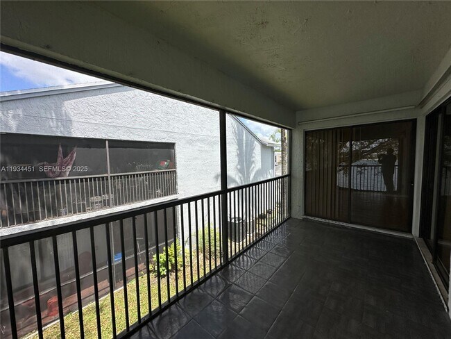 Building Photo - 1024 S Independence Dr