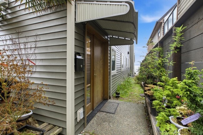 Building Photo - 3221 Alki Ave SW