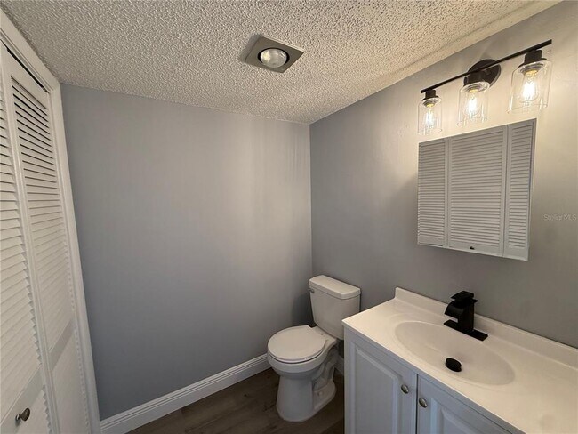 Building Photo - 5055 Eaglesmere Dr