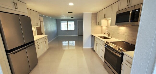 Building Photo - 5529 Nutmeg Ave