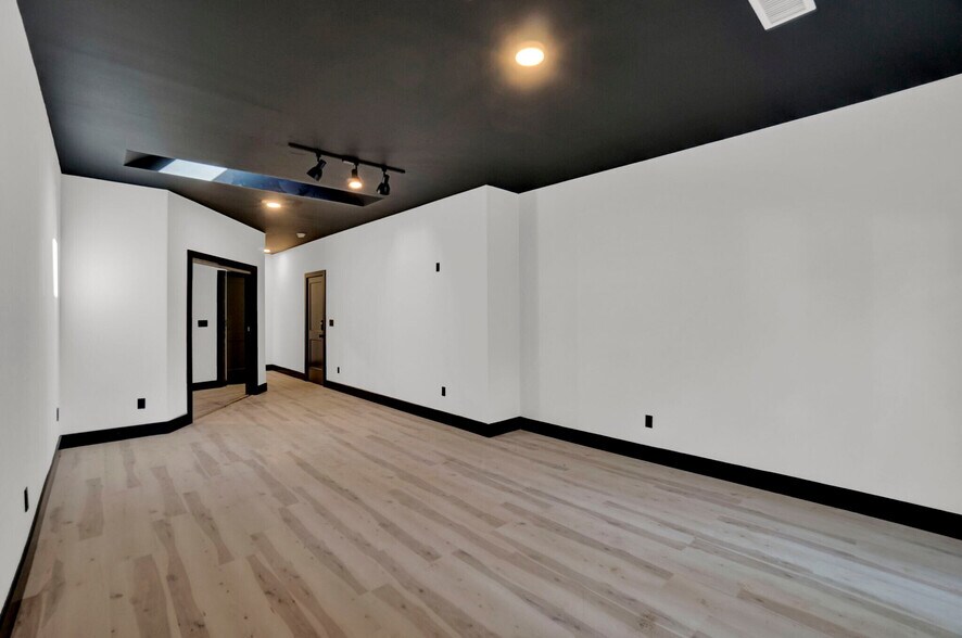 Building Photo - Room in House on Pursley St