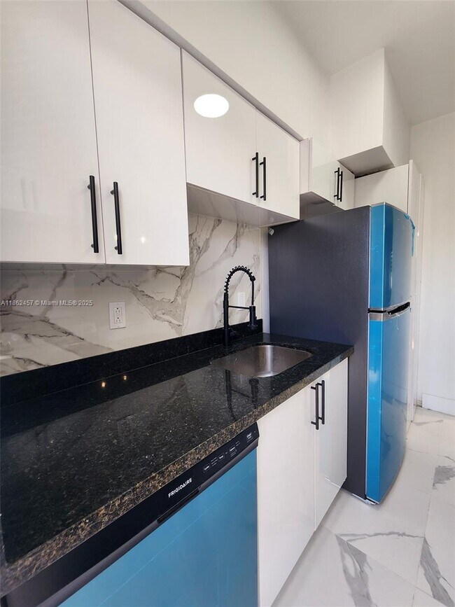 Building Photo - 2101 Normandy Dr