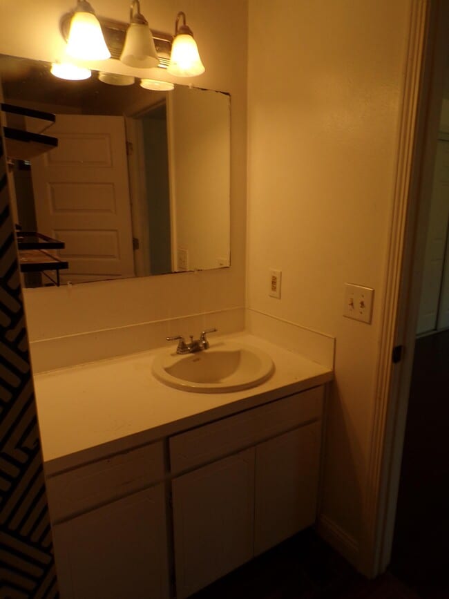 Building Photo - 11865 SW Ebberts Ct