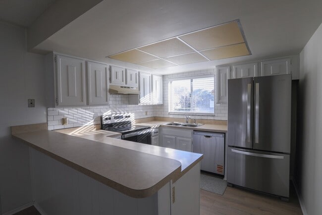 Building Photo - 5005 Ledgewood Way