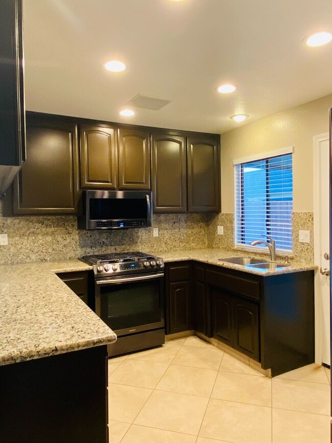 Building Photo - AVAILABLE NOW!!